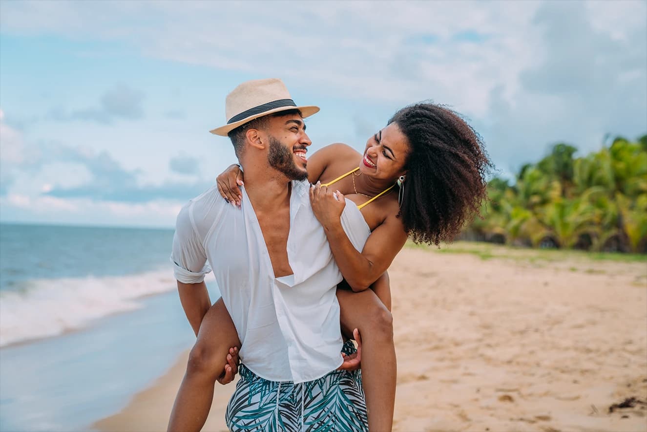 Casal feliz na praia