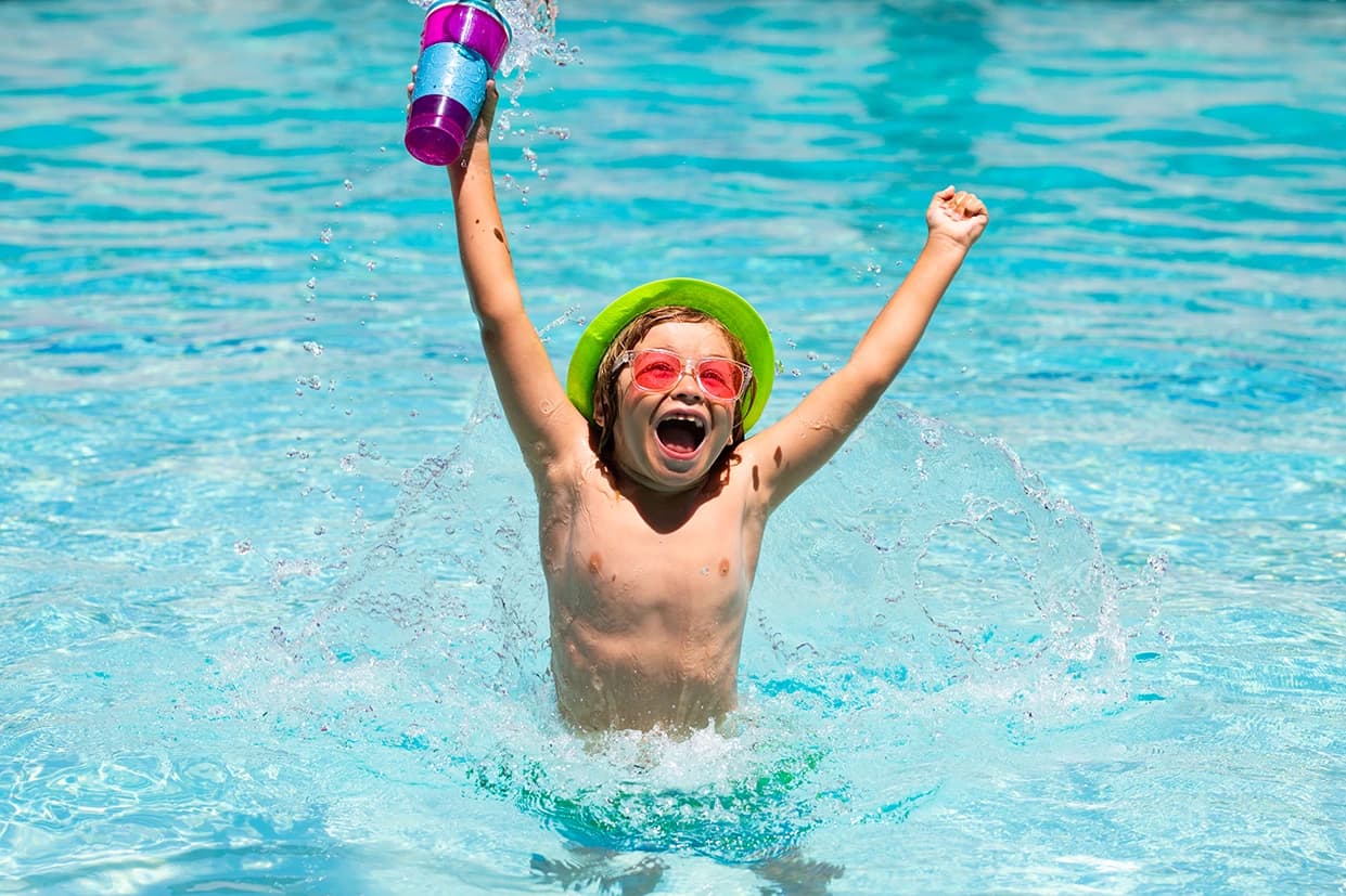 Criança na piscina